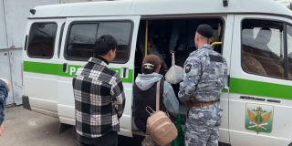 Четырех иностранцев отправили из Саратова на родину за незаконное пребывание Четырех иностранцев отправили из Саратова на родину за незаконное пребывание