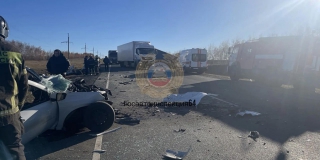 На трассе в Саратове два человека погибли в ДТП с грузовиком и легковушкой На трассе в Саратове два человека погибли в ДТП с грузовиком и легковушкой