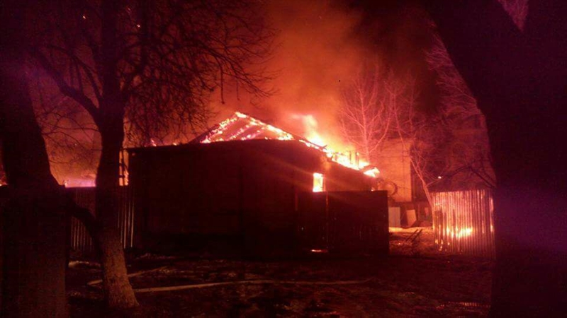 М горький пожар. Пожар улица Каманина. Горит Амбар ночью.