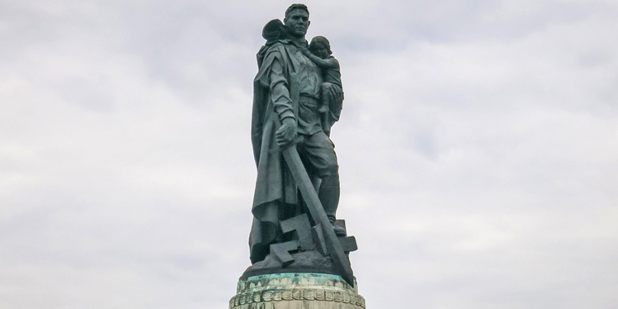 В каком городе установлен монумент воина освободителя. Памятник воину освободителю в Саратове в парке Победы. Памятник воину-освободителю в парке Победы. Берлин воин освободитель РВ. Воин-освободитель STL.