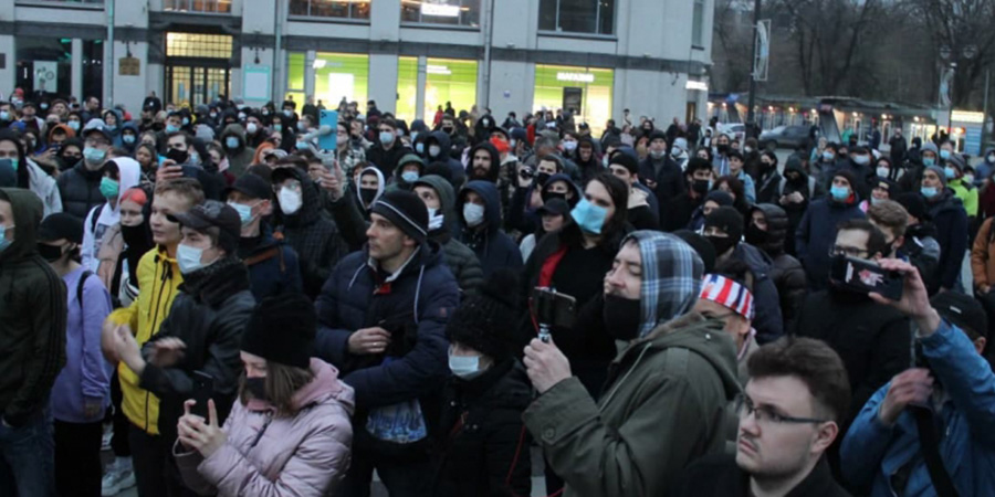 Новости четвертый власти. Сторонник оппозиционеров. Фото с митинга в Саратове апрель 2021.