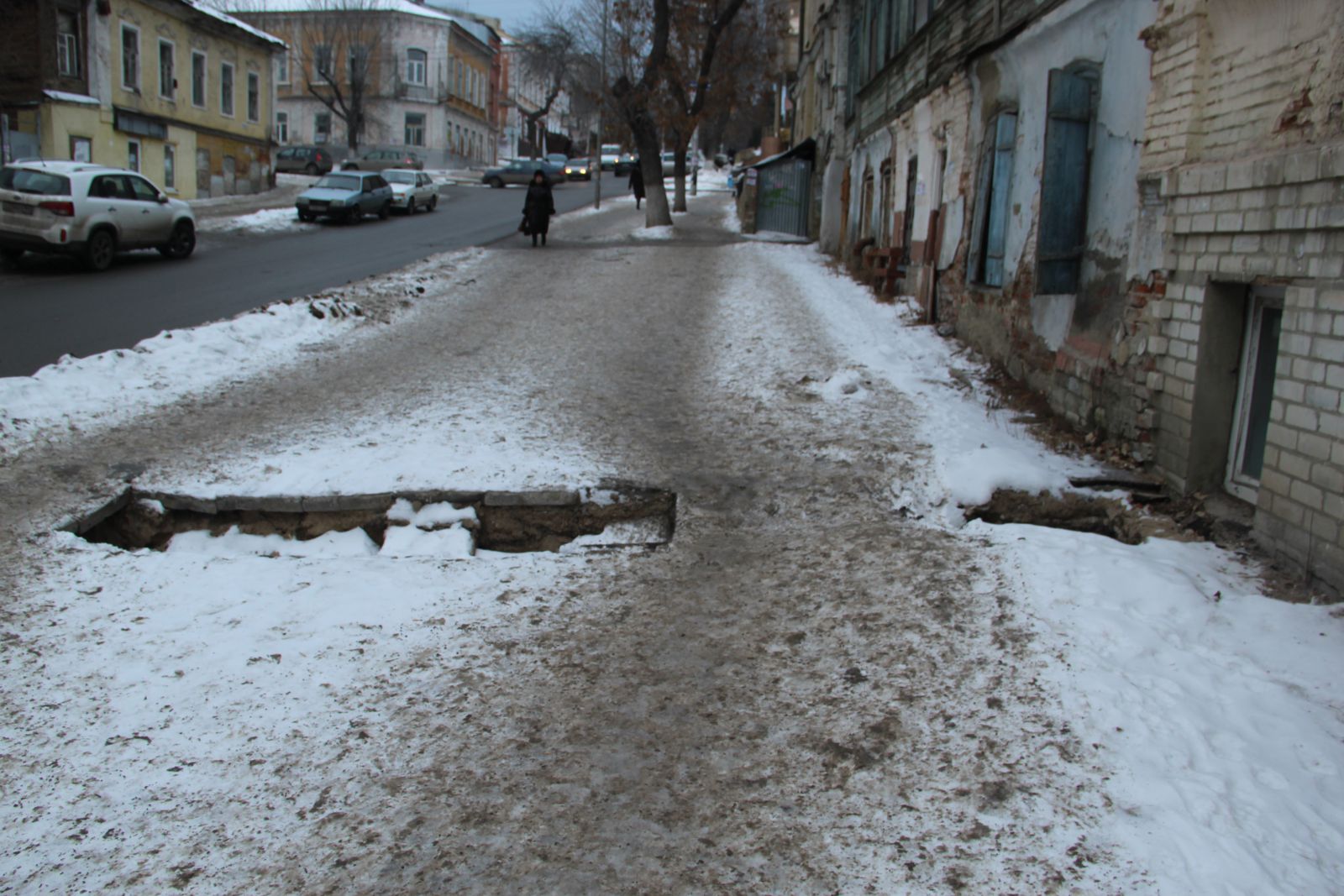 Перекрыт тротуар. Взвоз улица.