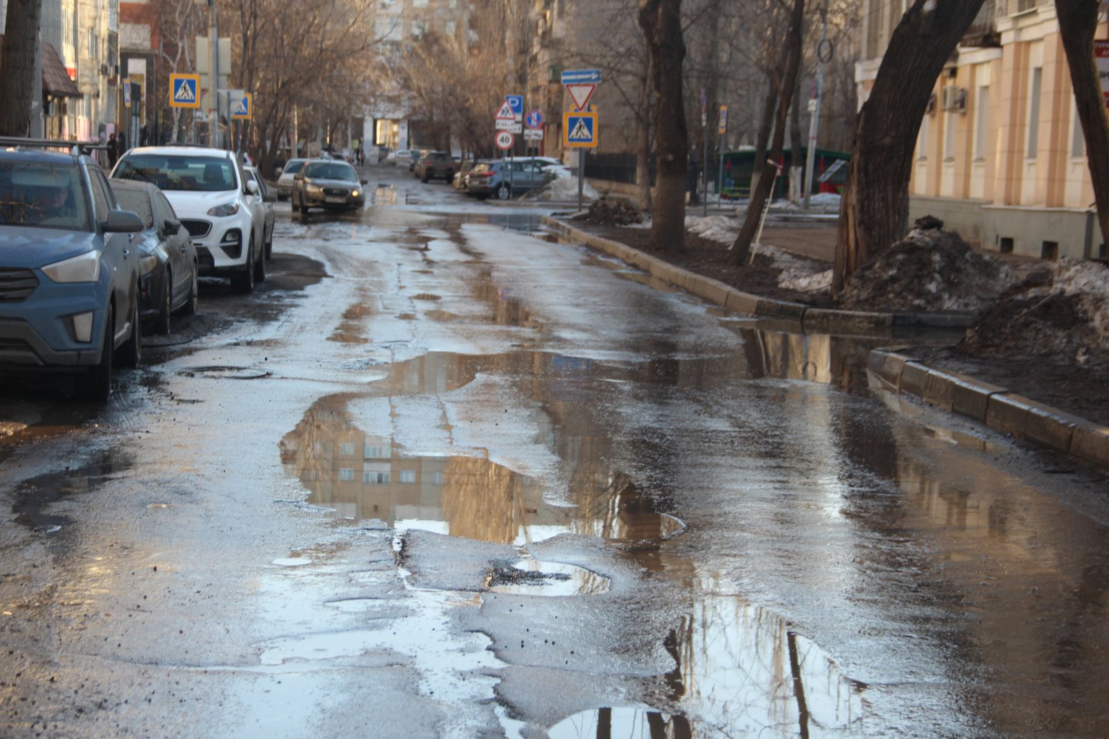 Улица разбил. Саратов разбитые дороги. Плохие дороги в Саратове. Сломанные дороги. Дороги Кировского района.