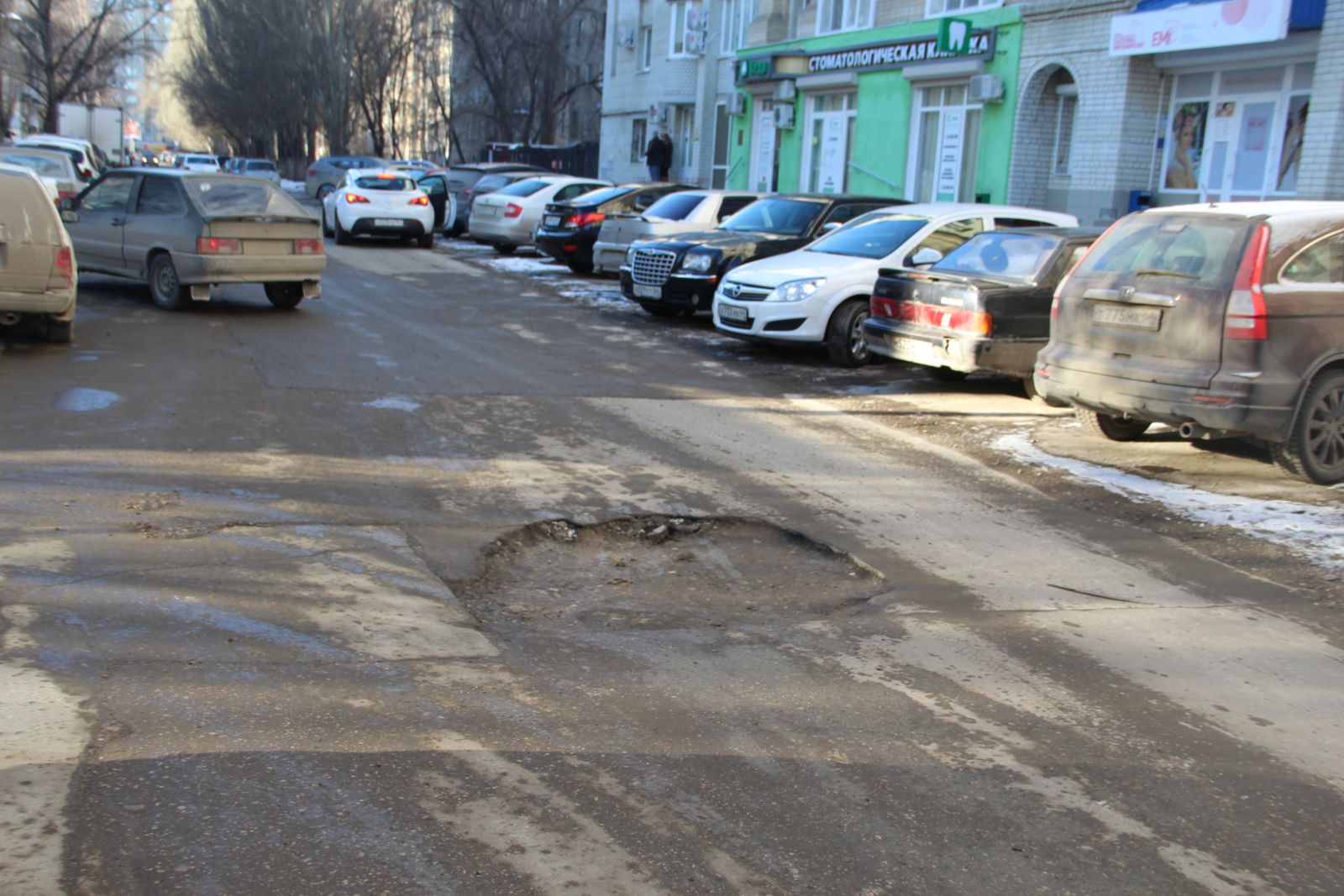 На Бахметьевской разрушается асфальт на месте вскрышных работ