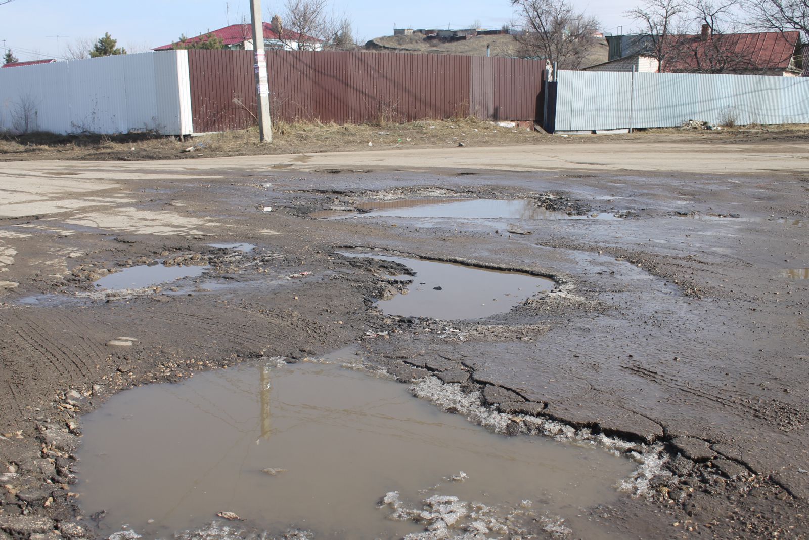 Разрушается основная дорога к поселку Саксагай